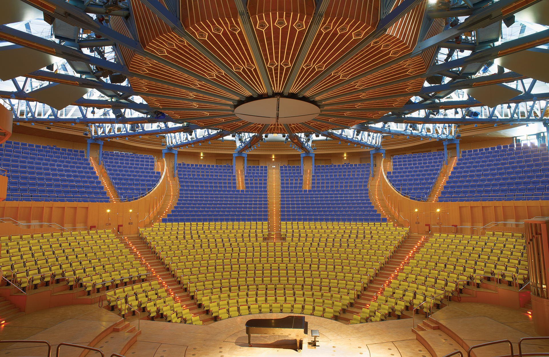 Saal der Kölner Philharmonie in den Farben der Ukraine