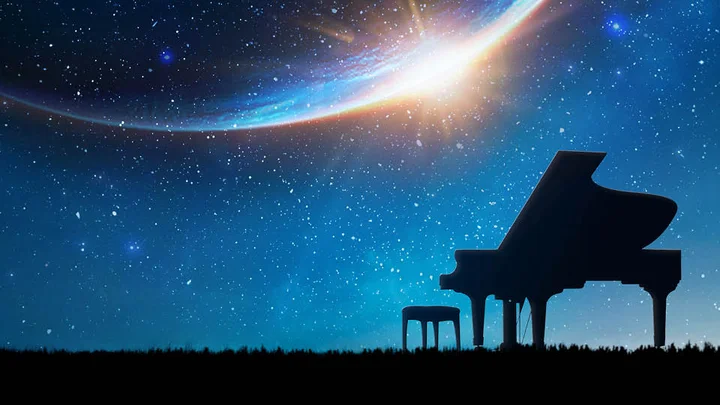 Silhouette eines Klaviers vor einem leuchtenden Sternenhimmel und einem aufsteigenden Planeten, der eine Atmosphäre von Magie und Musik vermittelt.