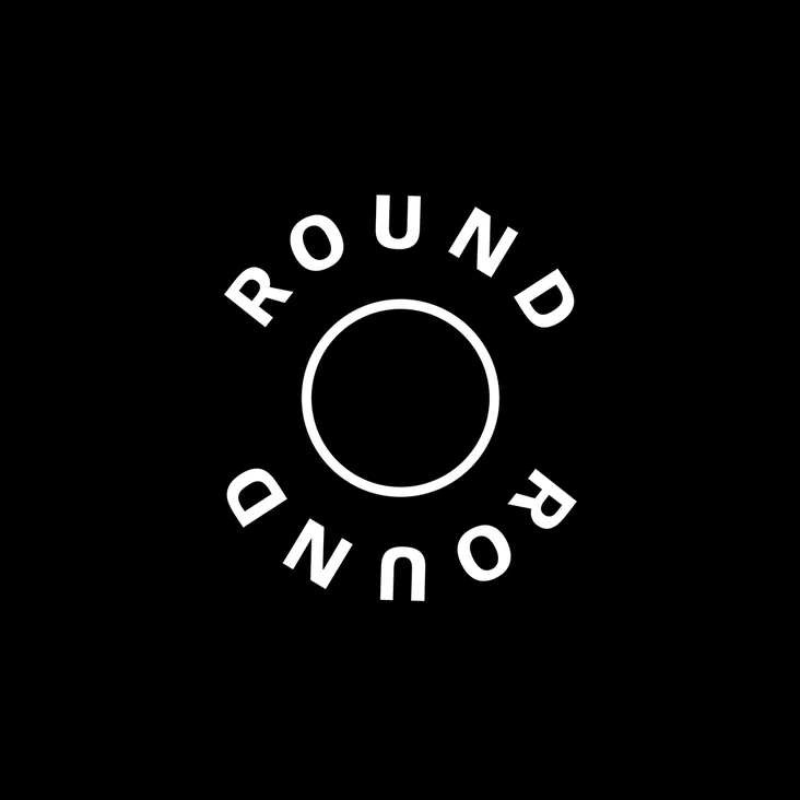 Schwarzes Bild mit weißem Schriftzug ROUND um einen weißen Kreis zentriert. Modernes Design, minimalistischer Stil.
