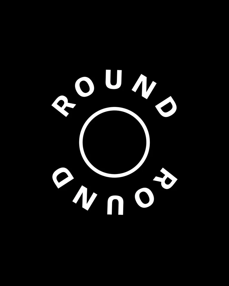 Schwarzes Bild mit weißem Schriftzug ROUND um einen weißen Kreis zentriert. Modernes Design, minimalistischer Stil.