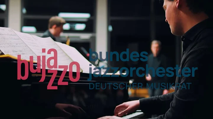 The opening sequence, featuring the words "bujazzo - Bundesjazzorchester", shows a musician at the piano with sheet music lying on it. Other musicians can be seen in the background.