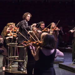 Nicholas Collon mit dem Aurora Orchestra