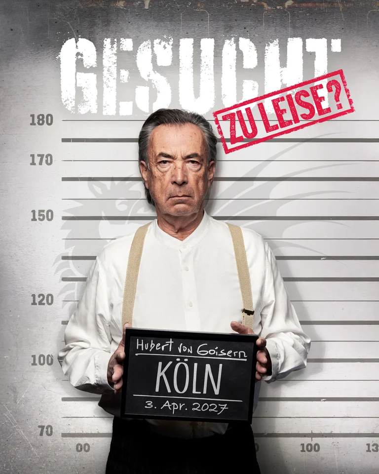 Ein Mann in weißem Hemd hält ein Schild mit dem Schriftzug "Köln" vor gerichtlichem Hintergrund. Plakat für ein Event.