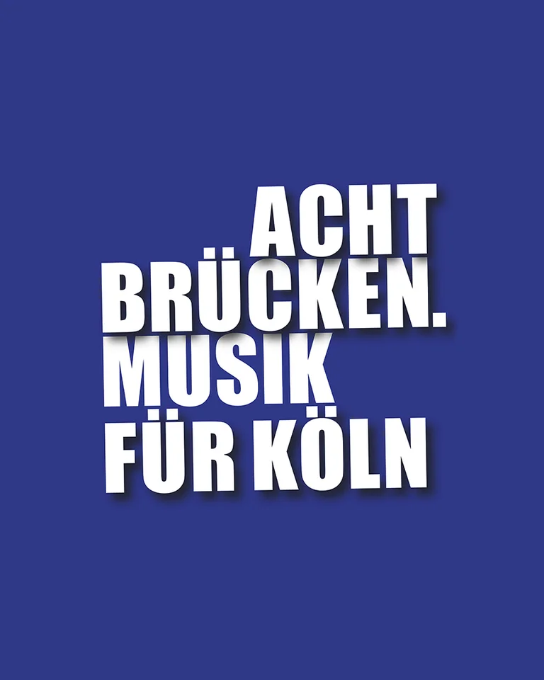 Blaues Plakat mit weißem Text: "Acht Brücken. Musik für Köln". Es bewirbt ein Musikfestival in Köln.