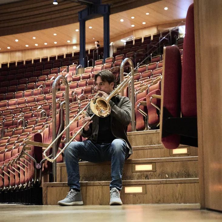 Probender Musiker auf einer Treppe im Zuschauerraum der Kölner Philharmonie