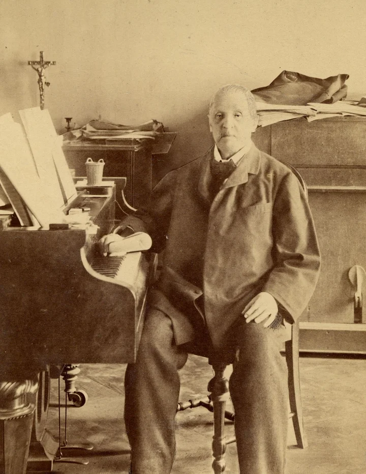 Anton Bruckner am Klavier sitzend