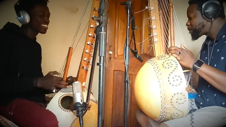 Momi Maiga und Maher Cissoko spielen gemeinsam in einem Studio.