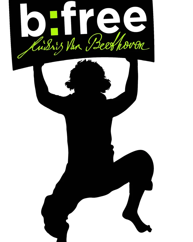 Silhouette einer Person hält ein Schild mit dem Text "b:free" und "Ludwig Van Beethoven" in grüner Schrift.