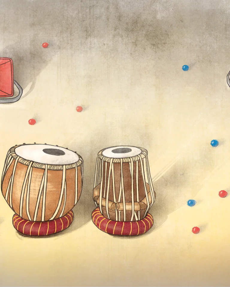 Zwei indische Trommeln, Tabla, stehen auf einem runden roten Teppich. An der Wand sind rote und blaue Quader angebracht.