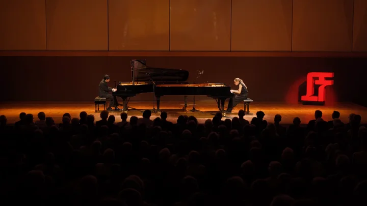 Johanna Summer und Kit Armstrong spielen auf der Bühne auf zwei Klavieren.