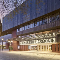 Haupteingang der Kölner Philharmonie mit Kölner Dom