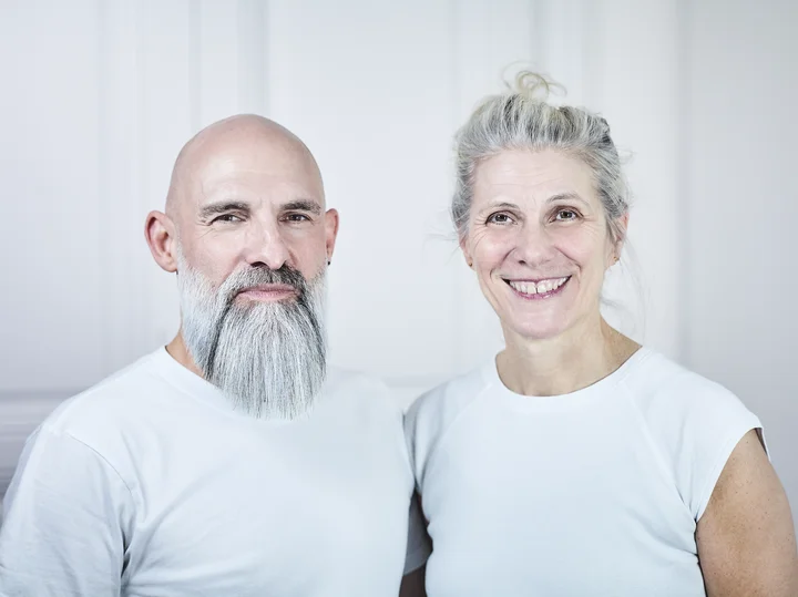 Die beiden Geschäftsführer von MIR MEDIA - Digital Agentur Oliver Priester und Eva-Maria Schreiner vor neutralem Hintergrund.