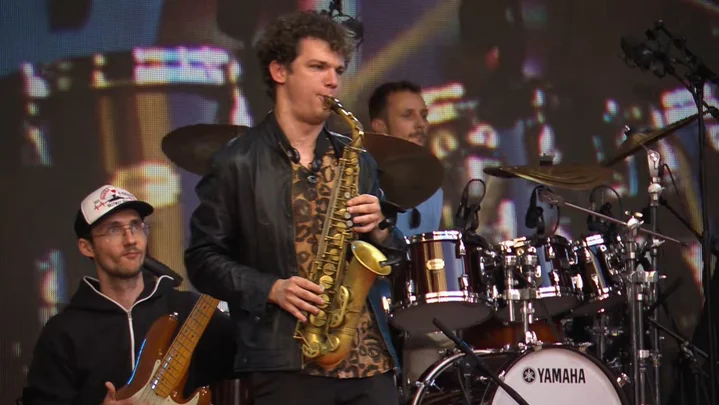 Jakob Manz und weitere Musiker spielen auf der Bühne.