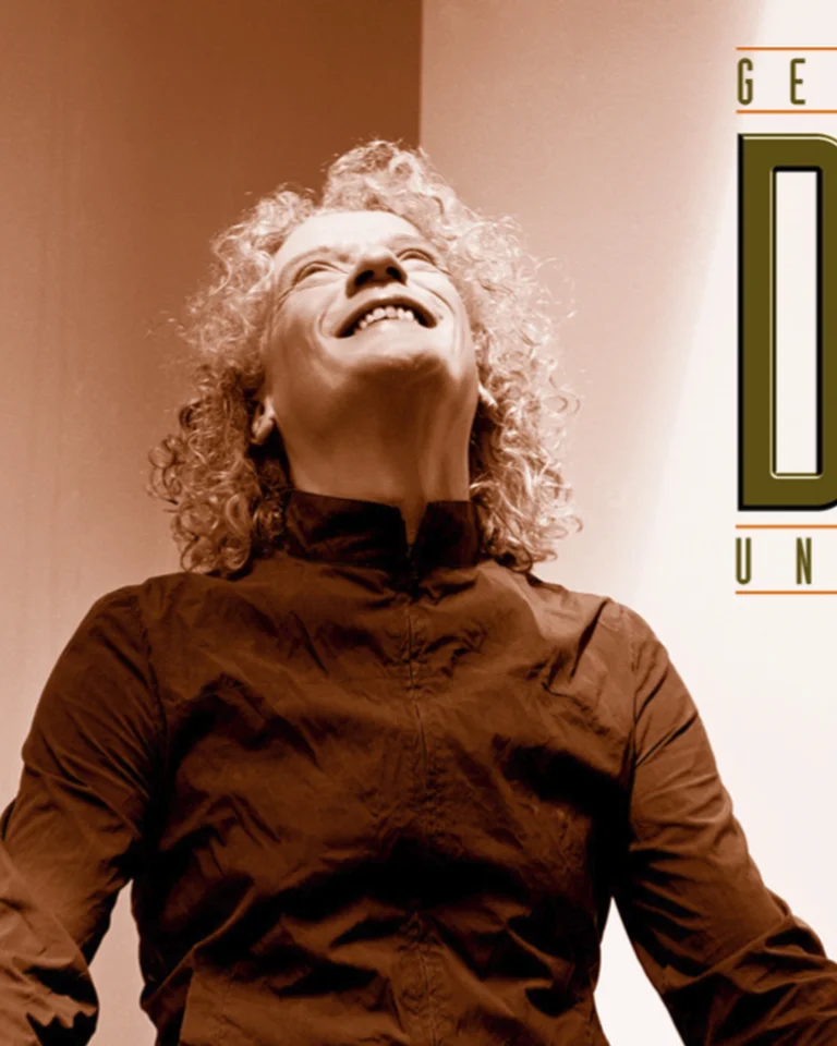 A man with curly hair looks joyfully upwards. Beside him the words "Schritte Dee im Dubb" are written.