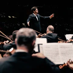 Lahav Shani mit dem Israel Philharmonic Orchestra