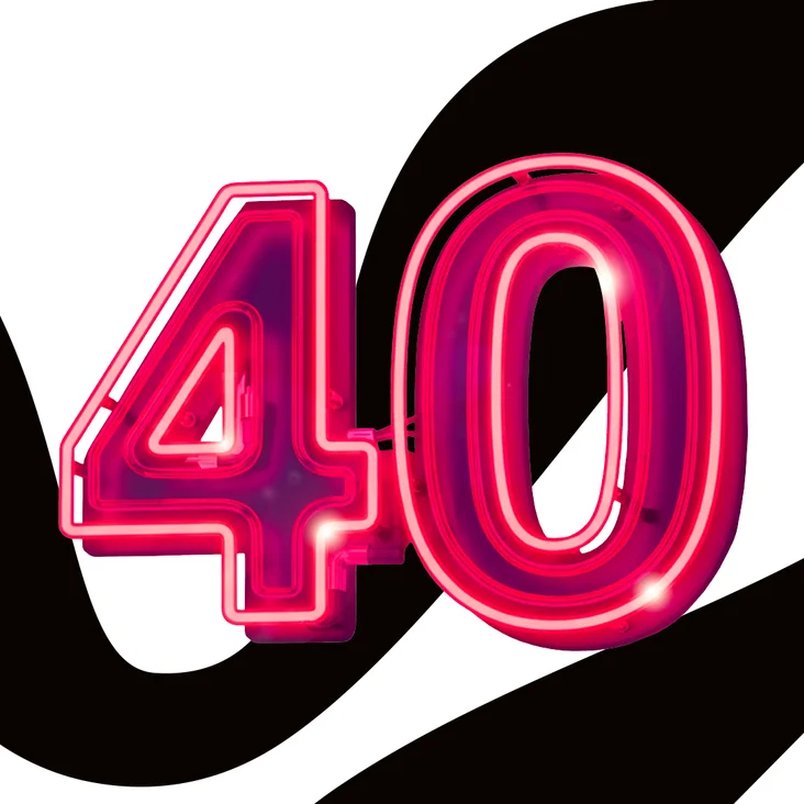 Ein rotes Neonzeichen zeigt die Zahl 40 vor einem geschwungenen, schwarzen Hintergrundmuster. Es stellt ein Jubiläum dar.