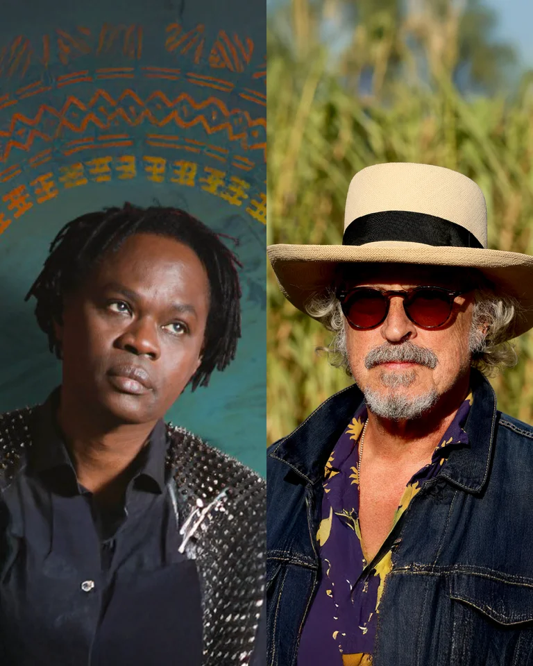 Zwei Personen: links eine Person mit einem dunklen Hemd, rechts eine Person mit Sonnenhut und Sonnenbrille vor einem Feld.