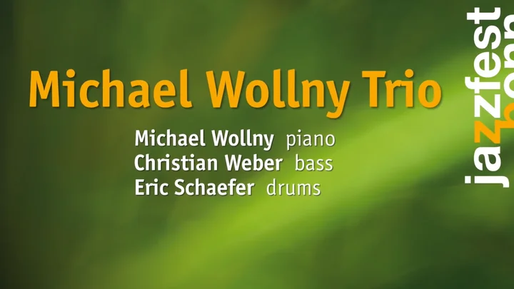 Ein grün gefärbter Video-Vorspann mit dem Text "Michael Wollny Trio" für das Jazzfest Bonn. Der Vorspann listet die Musiker Michael Wollny (piano), Christian Weber (bass) und Eric Schaefer (drums) auf.