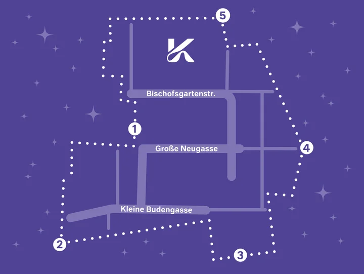 Eine stilisierte Karte zeigt Straßen und nummerierte Orte in einer Stadt. Ein Logo ist oben mittig platziert, umgeben von Sternen.