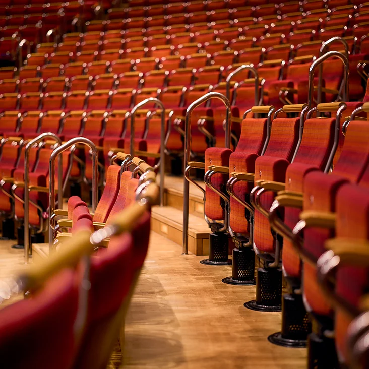 Sitzreihe im Saal der Kölner Philharmonie