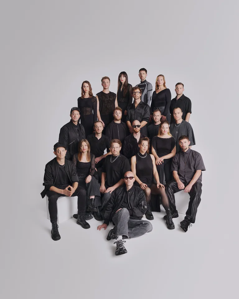 Die Mitglieder der Jazzrausch Bigband posieren in schwarzer Kleidung vor einem hellen Hintergrund.