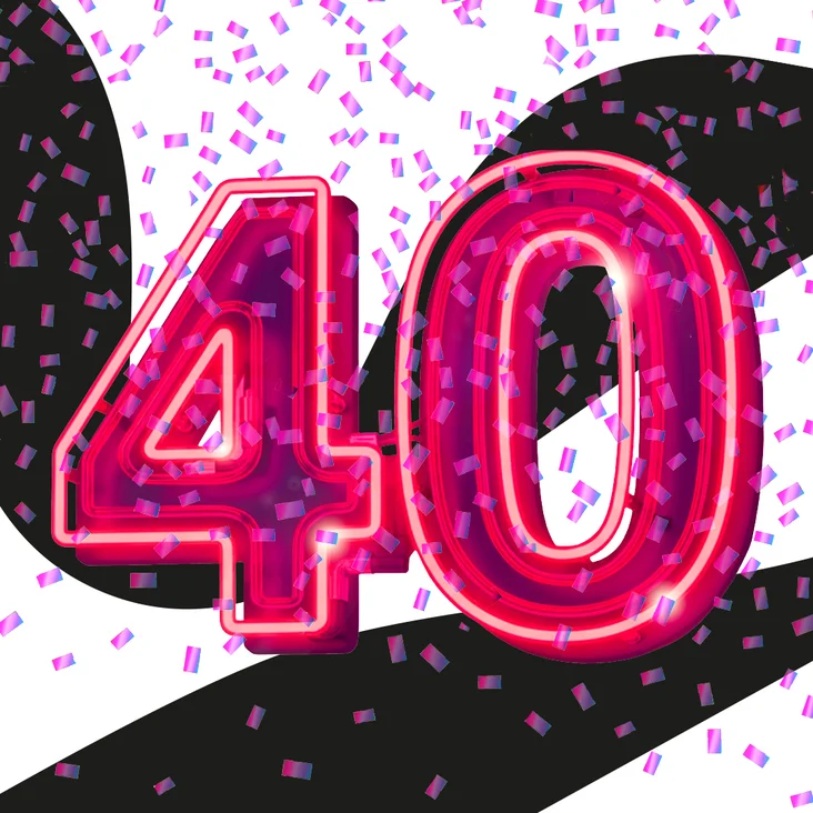 Die Zahl 40 in leuchtendem Pink mit schwarzem Band im Hintergrund und rosafarbenem Konfetti, als Feier eines Jubiläums.