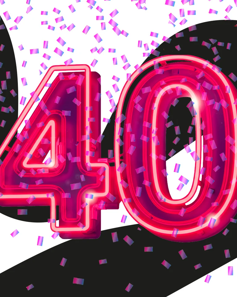 Die Zahl 40 in leuchtendem Pink mit schwarzem Band im Hintergrund und rosafarbenem Konfetti, als Feier eines Jubiläums.