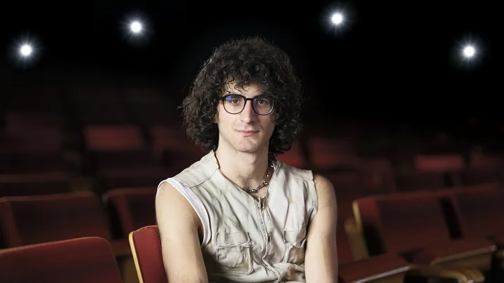 Giorgi Gigashvili sitzt auf einem Platz im Saal der Kölner Philharmonie.