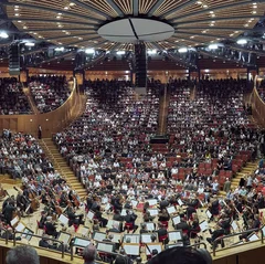 Saal der Kölner Philharmonie mit Publikum und Orchester