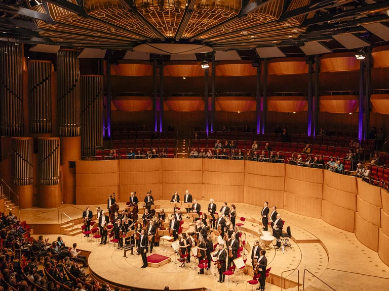 Saal und Bühne der Kölner Philharmonie (Hochformat)