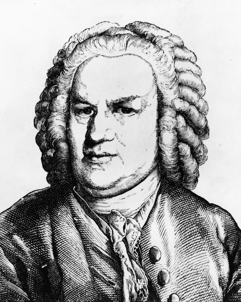 Schwarz-weißes Porträt eines Mannes (Johann Sebastian Bach) mit lockiger Perücke und knöpfbarem Mantel aus der Barockzeit, ernst schauend.